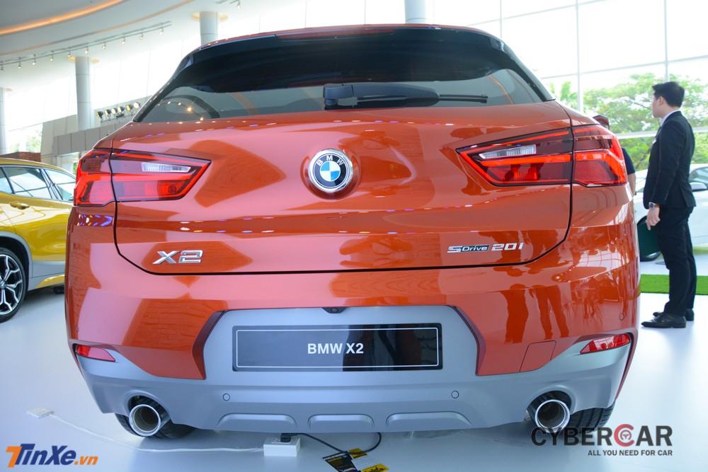 Ngoại hình của BMW X2 còn có trang bị với các tấm ốp màu xám làm nổi bật lên màu sơn của xe
