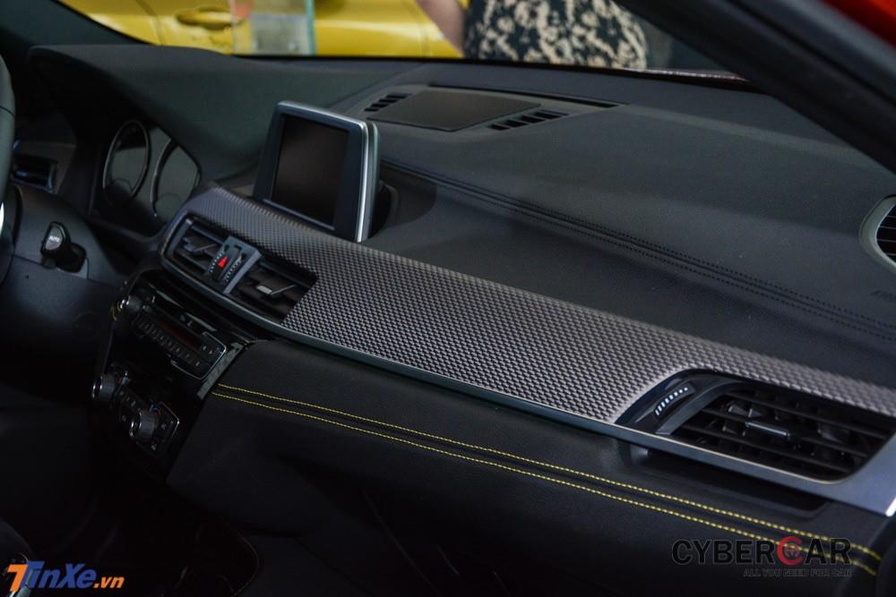 Một số chi tiết bên trong khoang lái của BMW X2 còn được trang trí với ốp nhôm lục giác Anthracite