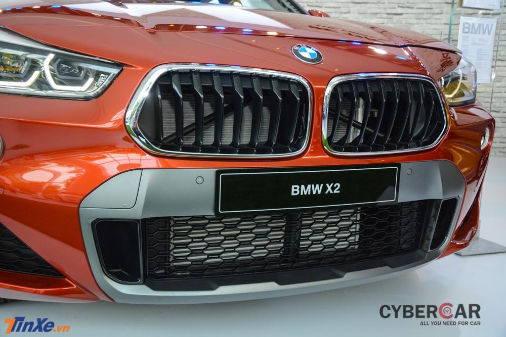 Cản va trước của BMW X2 có hình lục giác và lưới tản nhiệt quả thận tinh chỉnh lại thiết kế so với X1