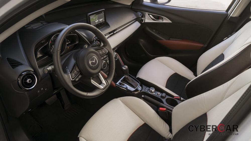 Nội thất của Mazda CX-3 2018 cũng khá bóng bẩy và nhiều trang bị