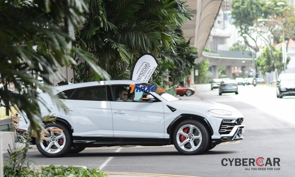 Các khách hàng bắt đầu chạy thử siêu SUV Lamborghini Urus trên đường phố