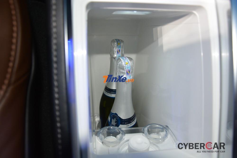 Ở giữa 2 hàng ghế sau của Volvo XC90 Excellence còn xuất hiện một tủ lạnh mini dùng để đựng 2 chiếc ly bằng pha lê do thương hiệu Orrefors chế tạo hay chứa 2 chai champagne