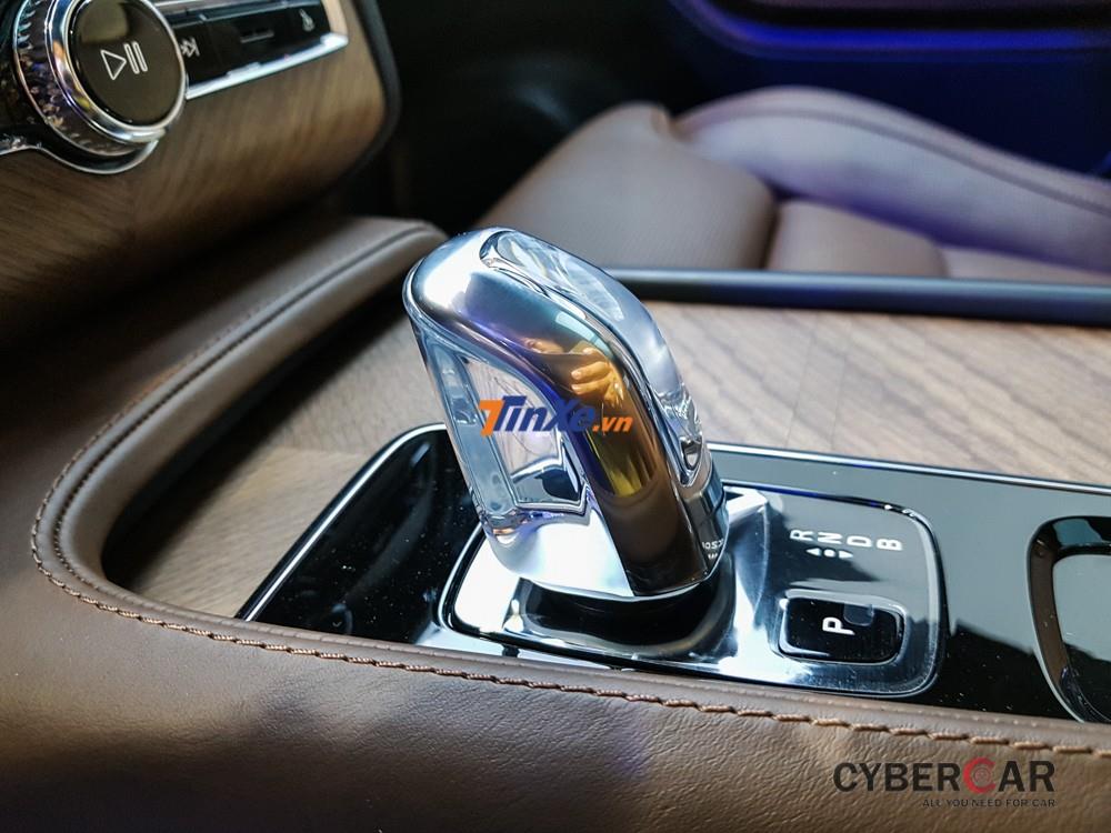  Một điểm nhấn nhỏ ở khoang lái chính là chi tiết cần số bằng pha lê do Orrefors chế tạo. Đây cũng là thương hiệu tạo ra bộ ly uống champagne cho Volvo XC90 Excellence