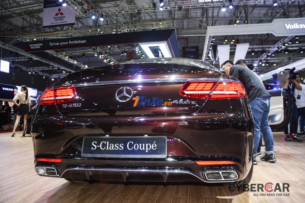 Chiếc Coupe thể thao Mercedes-Benz S450 Coupe 4Matic 2018 thu hút sự quan tâm của khách tham quan tại triển lãm VMS 2018