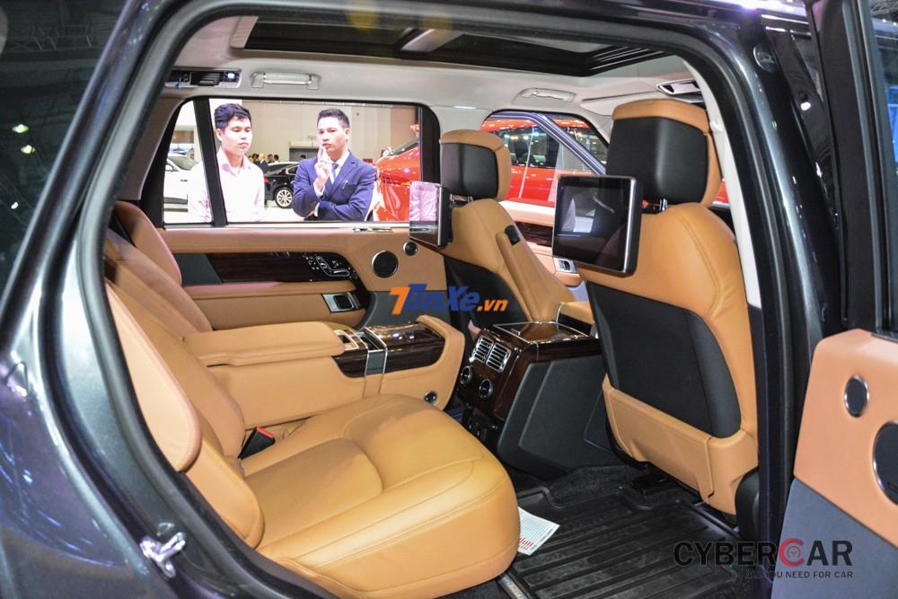 Nên chiếc SUV hạng sang Range Rover Autobiography LWB 2018 chính hãng đầu tiên tại Việt Nam