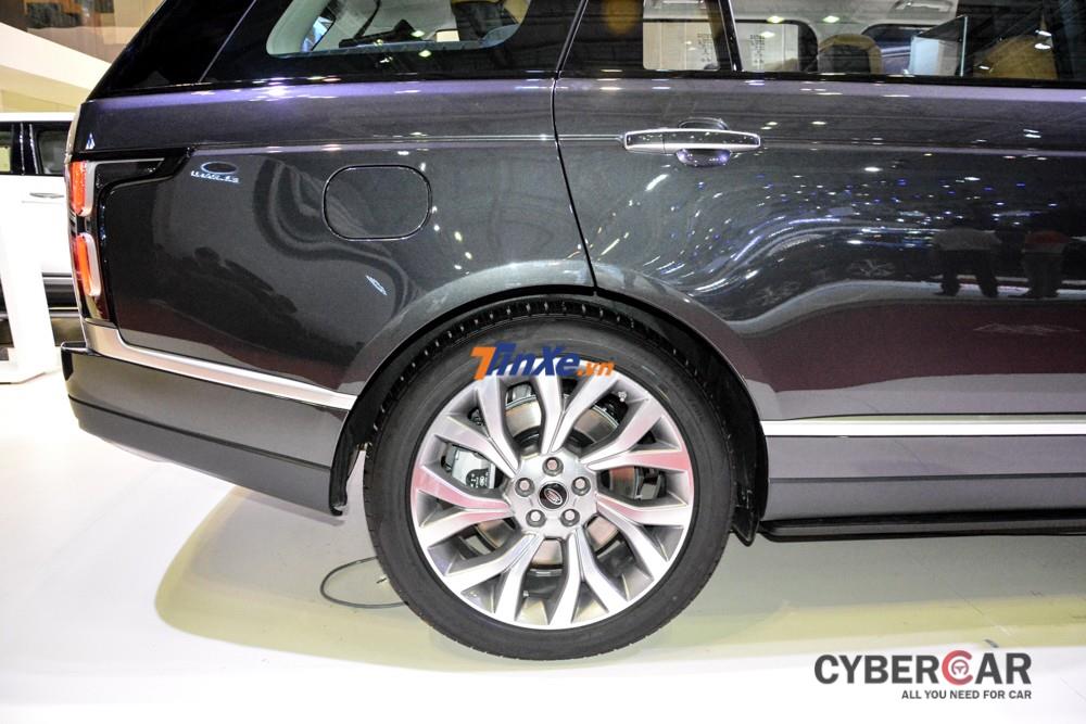  Mâm xe trên Range Rover Autobiography LWB 2018 có kích thước 21 inch với các chấu hình chữ Y