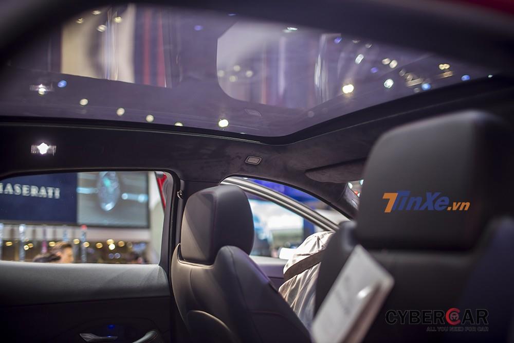 Phiên bản E-Pace được trưng bày tại VMS 2018 được trang bị cửa sổ trời toàn cảnh, vừa tạo vẻ sang trọng, vừa mang đến cảm giác sáng sủa và thông thoáng cho người ngồi bên trong xe