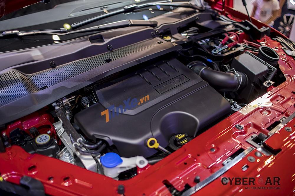 Sức mạnh của Jaguar E-Pace đến từ khối động cơ Ingenium, gồm cả hai tùy chọn máy xăng và máy dầu. Trong đó động cơ xăng turbo, sở hữu công suất 296 mã lực, phiên bản máy dầu có công suất 148 mã lực