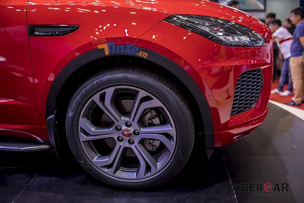Chiếc Jaguar E-Pace được trưng bày tại triển lãm VMS 2018 được trang bị bộ mâm hợp kim kích thước 20 inch thiết kế dạng nan quạt, đi kèm bộ lốp run-flat