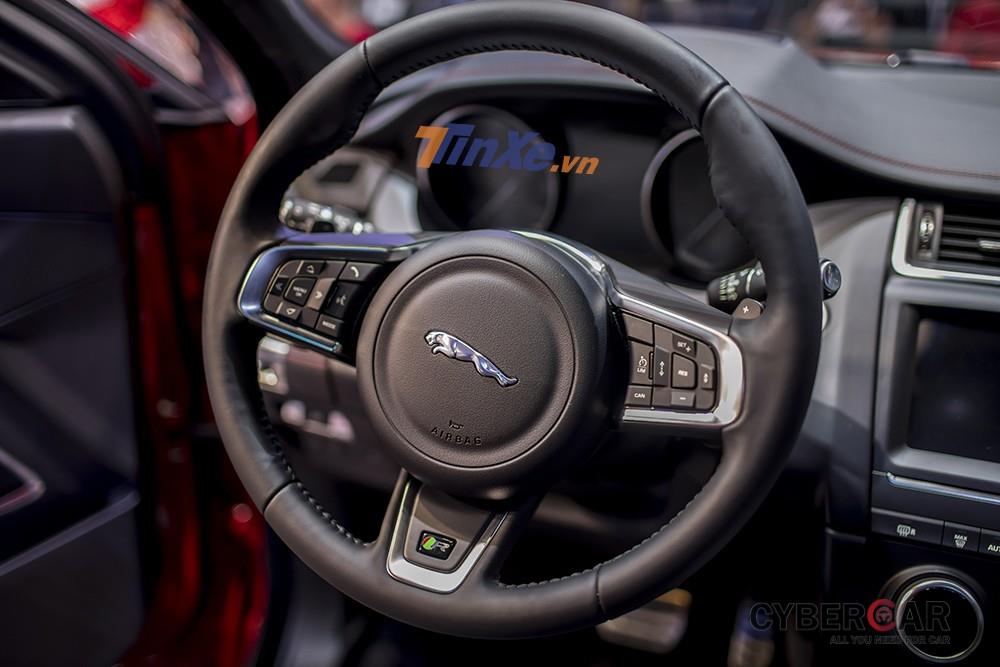 Vô lăng của Jaguar E-Pace có thiết kế 3 chấu, tích hợp nhiều phím điều khiển, bao gồm cụm phím điều khiển hệ thống kiểm soát hành trình, âm thanh hay nhận/hủy cuộc gọi