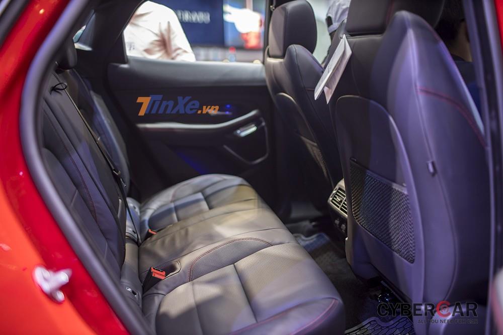 Hàng ghế sau của xe cũng có hòa chung thiết kế với nội thất xe, kết hợp các chất liệu nỉ, da và đường thêu chỉ đỏ. Tuy nhiên có vẻ nhưng khoảng để chân của hàng ghế sau dường như không được rộng rãi