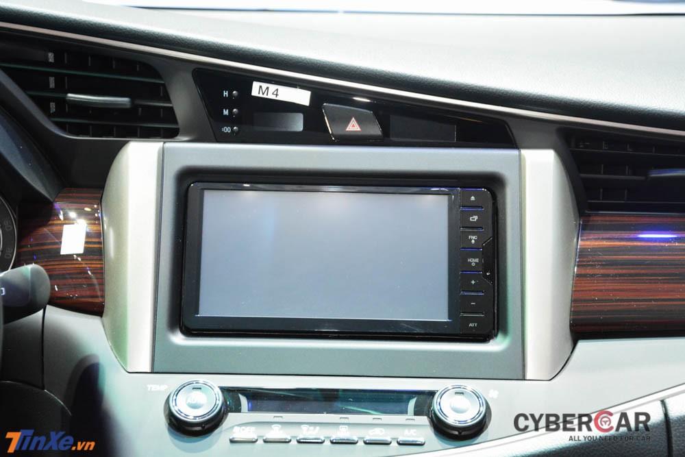 Hệ thống thông tin giải trí trên Toyota Innova Venturer 2018 đi kèm màn hình cảm ứng 7 inch