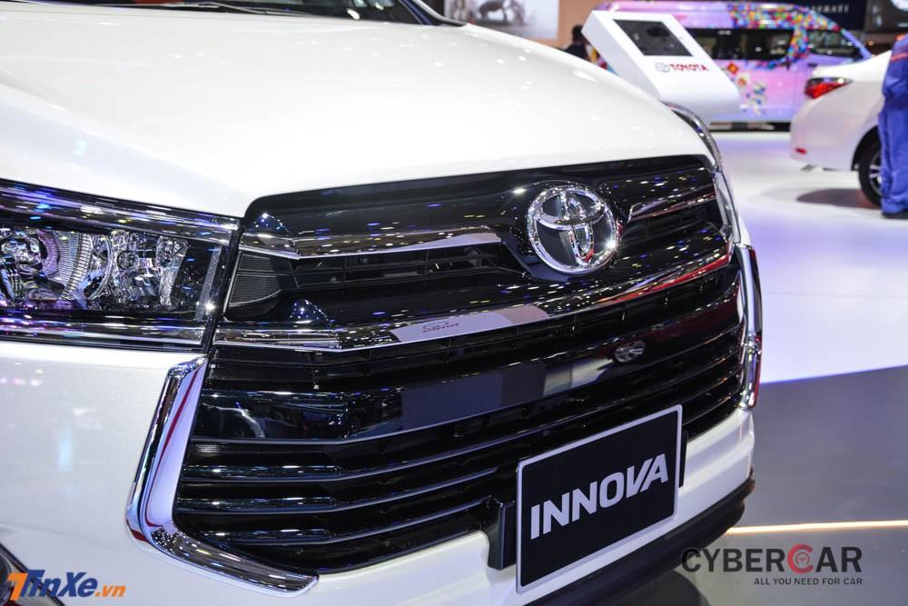 Hãng Toyota trang bị thêm màu trắng ngọc trai cho các mẫu xe Innova phiên bản số tự động