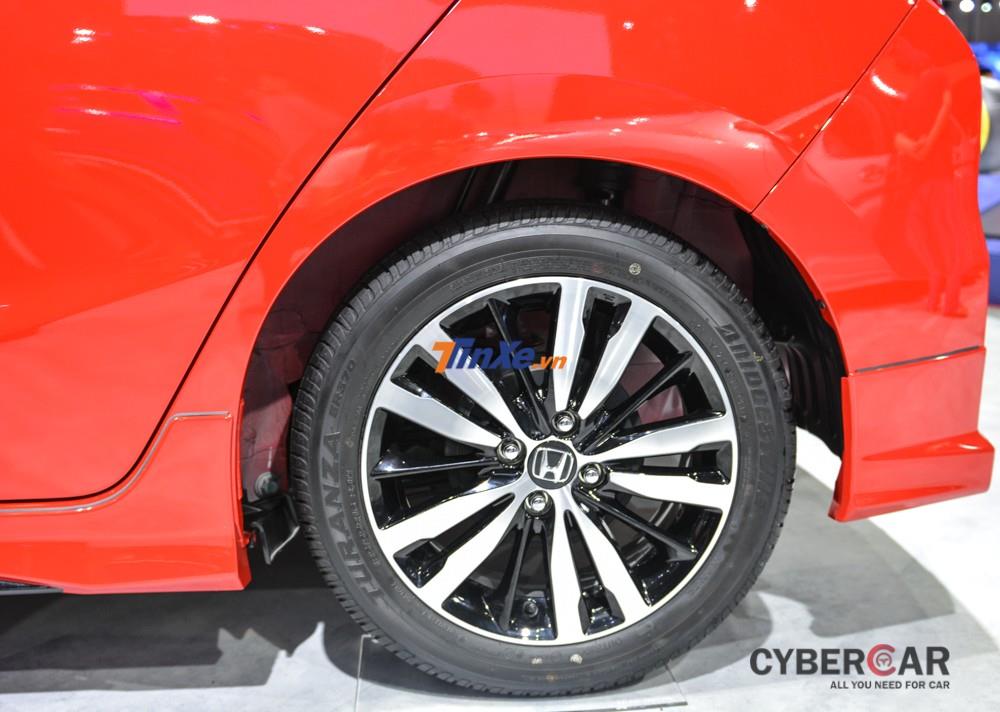 Bộ mâm của Honda Jazz RS độ Mugen vẫn có kích thước 16 inch đa chấu kép sơn 2 tông màu đối lập như bản tiêu chuẩn. Kích thước lốp là 185/55