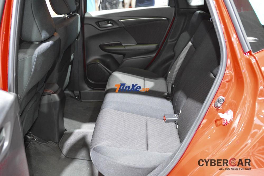  Bên trong khoang lái Honda Jazz RS Mugen chỉ sử dụng nội thất bọc nỉ nhưng bù lại có ghế Magic Seat dễ dàng sắp xếp vị trí ngồi thích hợp hay cả nằm dài trên xe thoải mái 