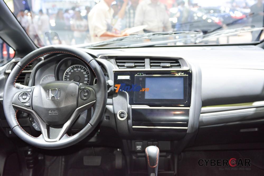 Hệ thống giải trí của xe bao gồm màn hình cảm ứng trung tâm 8 inch kết nối thông minh như Bluetooth hay HDMI