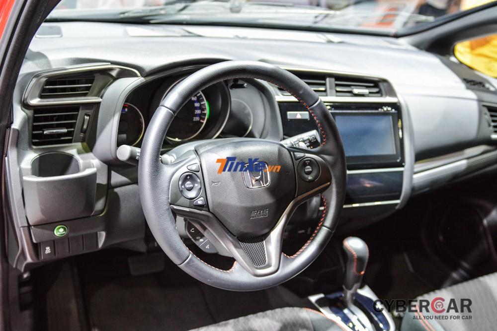Các trang bị an toàn trên Honda Jazz RS bản độ Mugen bao gồm hệ thống 6 túi khí, hệ thống cân bằng điện tử VSA