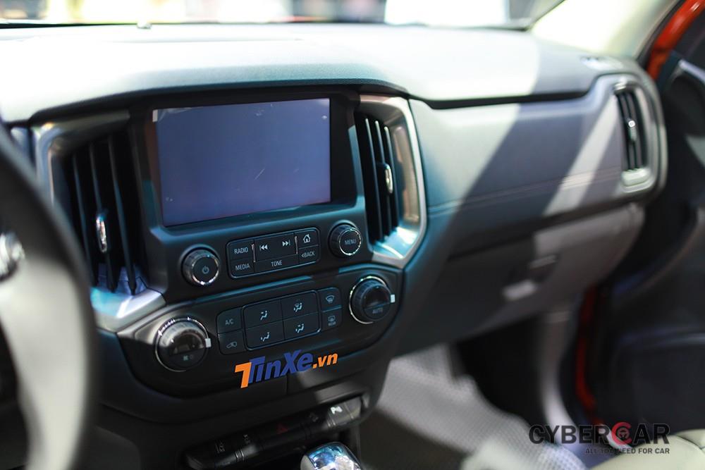 Bù lại, Chevrolet Colorado Storm 2018 lại được trang bị hệ thống giải trí MyLink thế hệ mới nhất, cho phép người dùng kết nối các thiết bị di động thông minh, truy cập và động bộ danh bạ, các bài hát yêu thích. Các thông tin này đều sẽ được hiện thị trên màn hình chính ở bảng điều khiển trung tâm củ