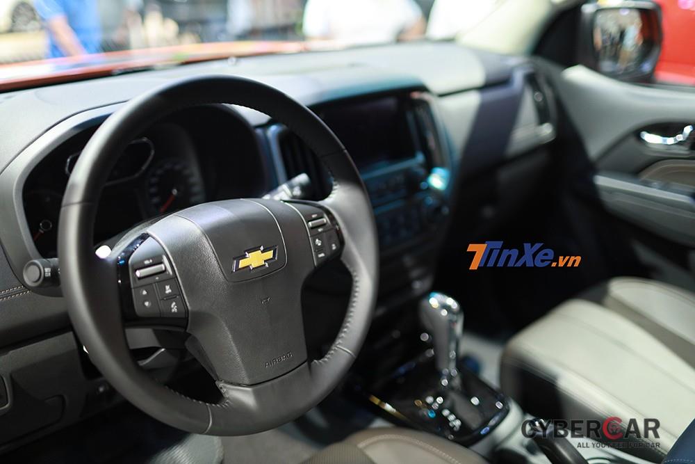 Vô lăng Chevrolet Colorado Storm có thiết kế ba chấu, được tích hợp phím chức năng điều khiển âm thanh, hệ thống kiểm soát hành trình tích hợp
