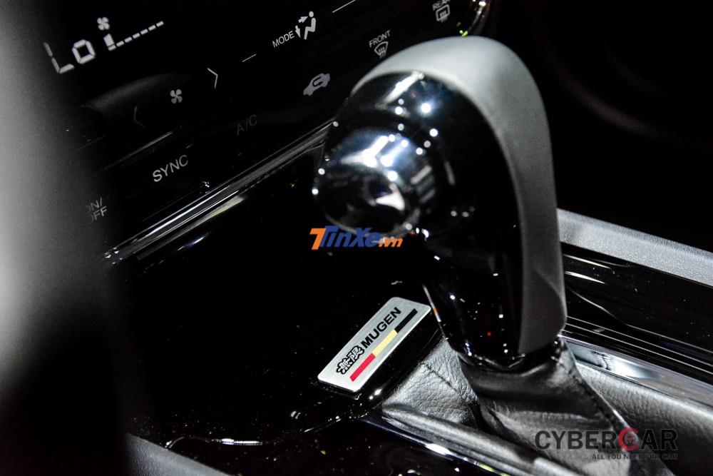 Bên trong khoang lái, Honda HR-V độ Mugen còn có biểu tượng Mugen được khắc ở gần cần số