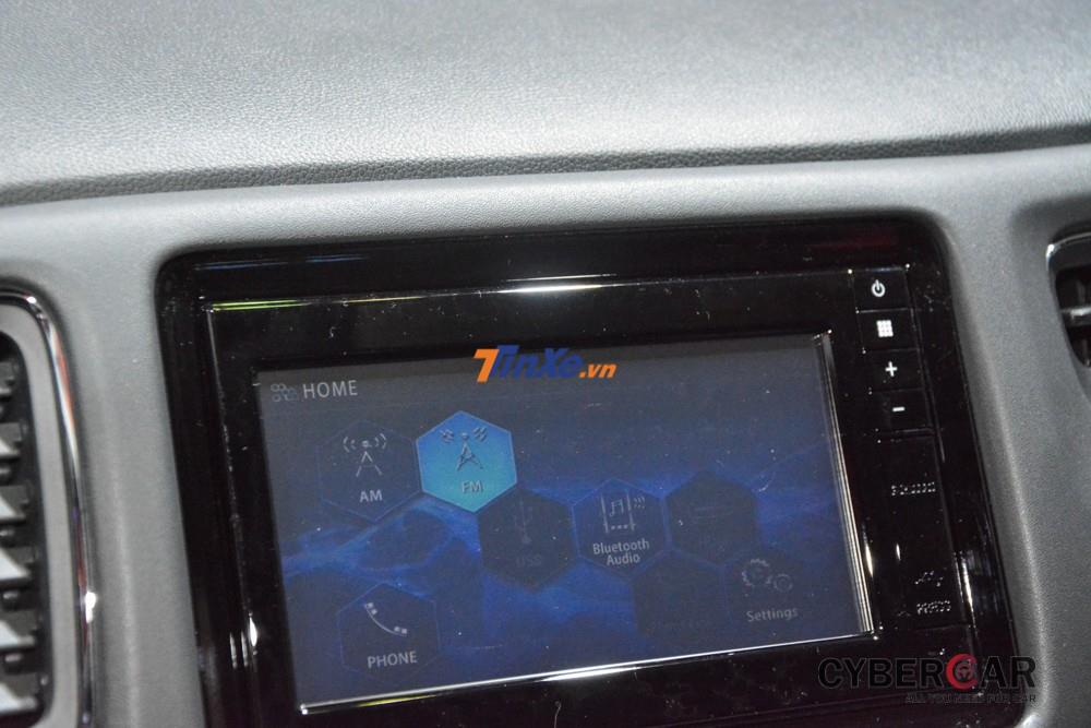 Hệ thống giải trí của xe được điều khiển qua màn hình cảm ứng 6,8 inch 