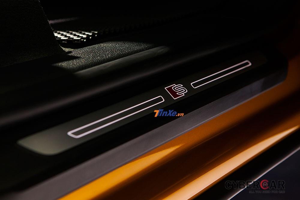 Ốp bậc cửa của Audi Q8