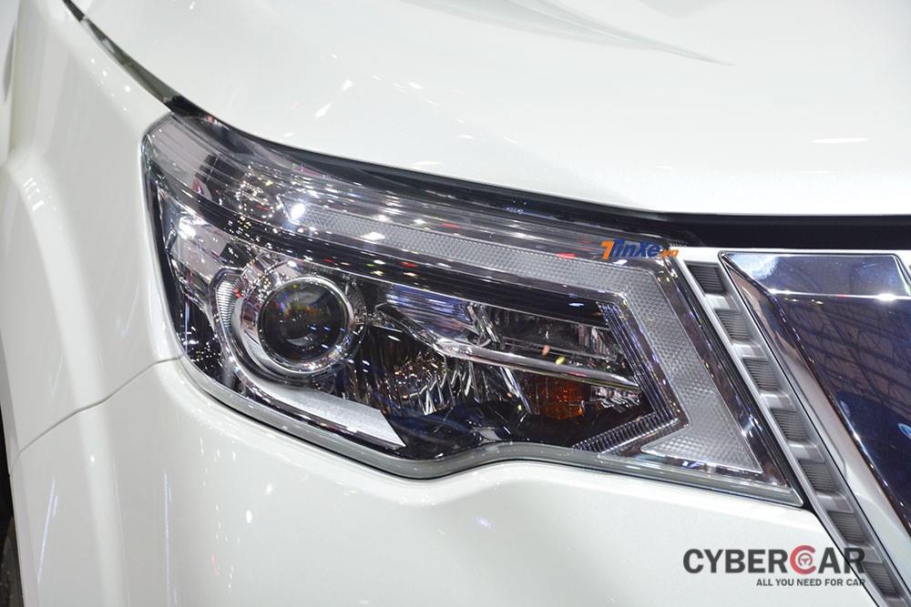 Cận cảnh cụm đèn pha LED của Nissan Terra 2018