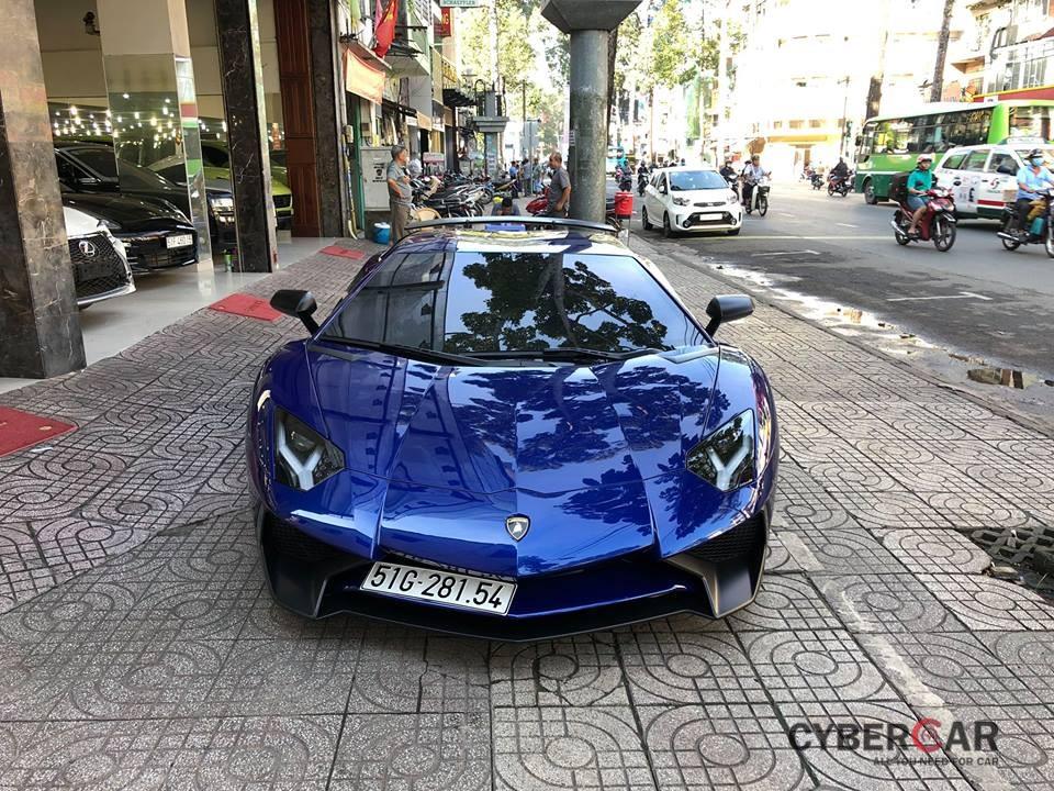 Siêu xe cực hiếm Lamborghini Aventador SV khoe dáng trên đường phố Sài thành