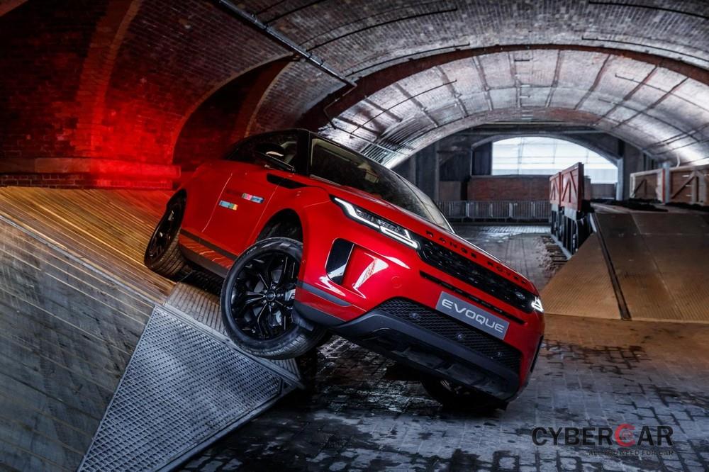 Range Rover Evoque 2020 được trang bị nhiều công nghệ hỗ trợ off-road