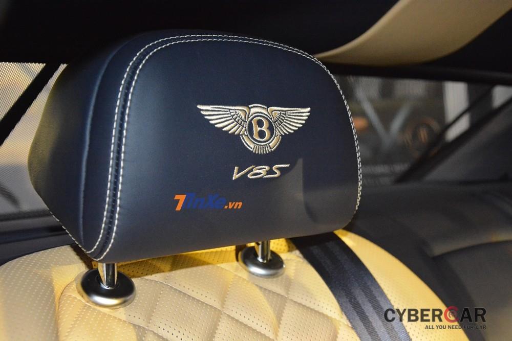 Logo V8 S thêu trên tựa đầu ghế ngồi trùng màu với ghế xe