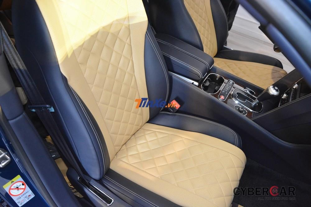 Phong cách 2 màu của ghế ngồi trên phiên bản Bentley Flying Spur V8 S