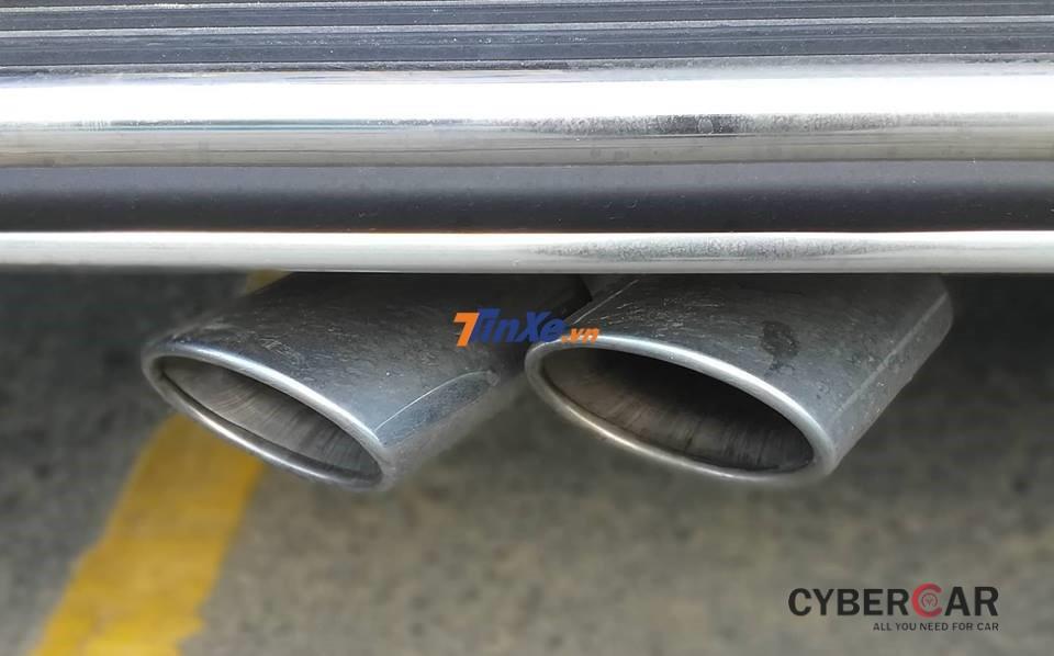Cặp ống xả kép đặt bên hông xe Mercedes-AMG G63 Edition 1 2019