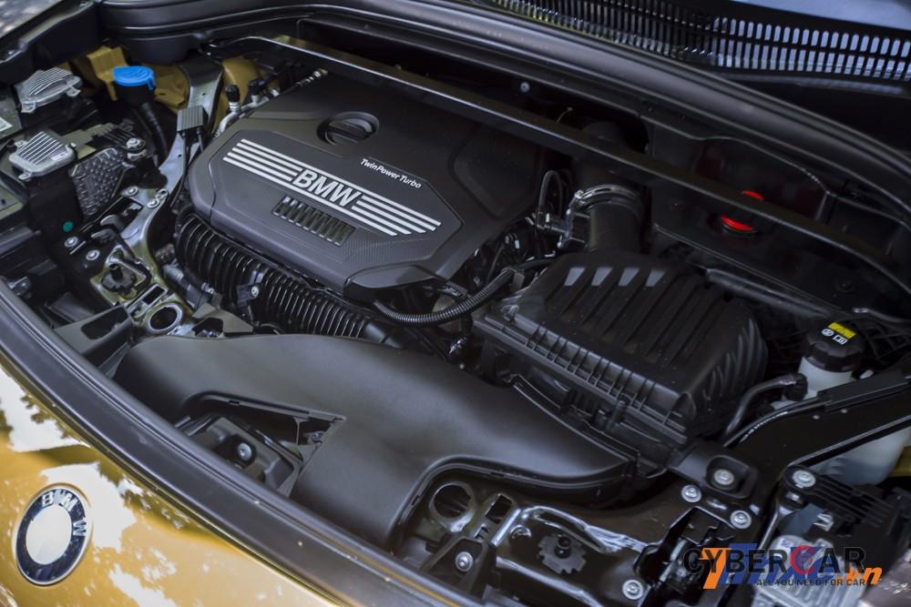 BMW X2 được trang bị động cơ tăng áp dung tích 2.0L có khả năng sản sinh công suất tối đa 192 mã lực va mô-men xoắn cực đại 280 Nm. Kết hợp với hộp số tự động ly hợp kép 7 cấp, động cơ giúp BMW X2 có thể tăng tốc từ 0-100 km/h chỉ trong 7,7 giây.