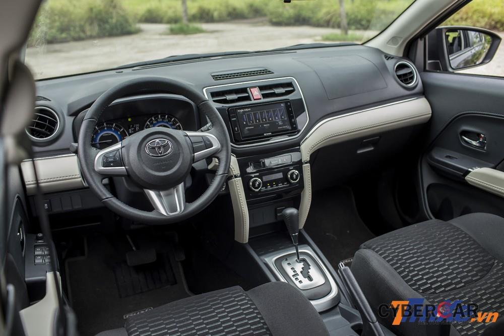 Không gian nội thất của Toyota Rush nổi bật hơn so với Toyota Wigo và Avanza. Thế nhưng vẫn chỉ được cấu thành chủ yếu từ nhựa và nỉ.