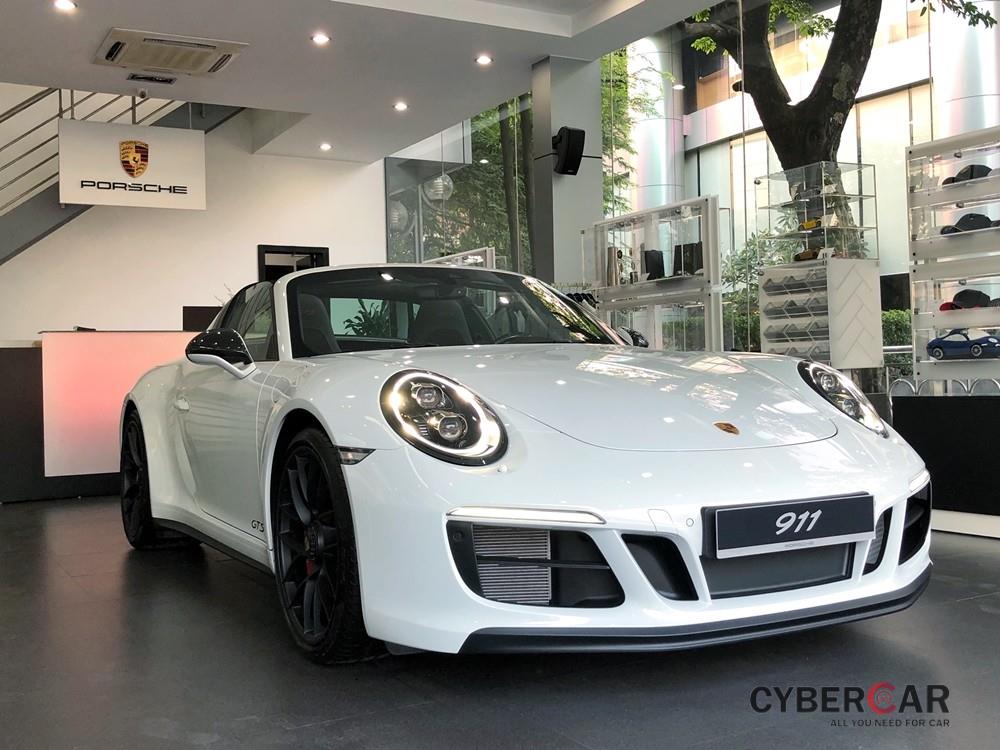 Phiên bản cao cấp và đắt nhất của dòng xe thể thao mui trần Porsche 911 Targa đã được phân phối chính hãng tại Việt Nam