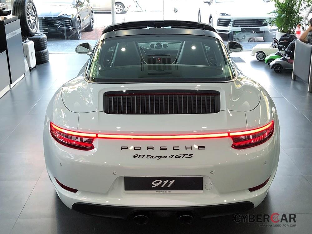  Chiếc Porsche 911 Targa 4 GTS 2018 màu trắng ánh kim trong bài viết này có giá bán lên đến 11,253 tỷ đồng do đi kèm tuỳ chọn cao cấp