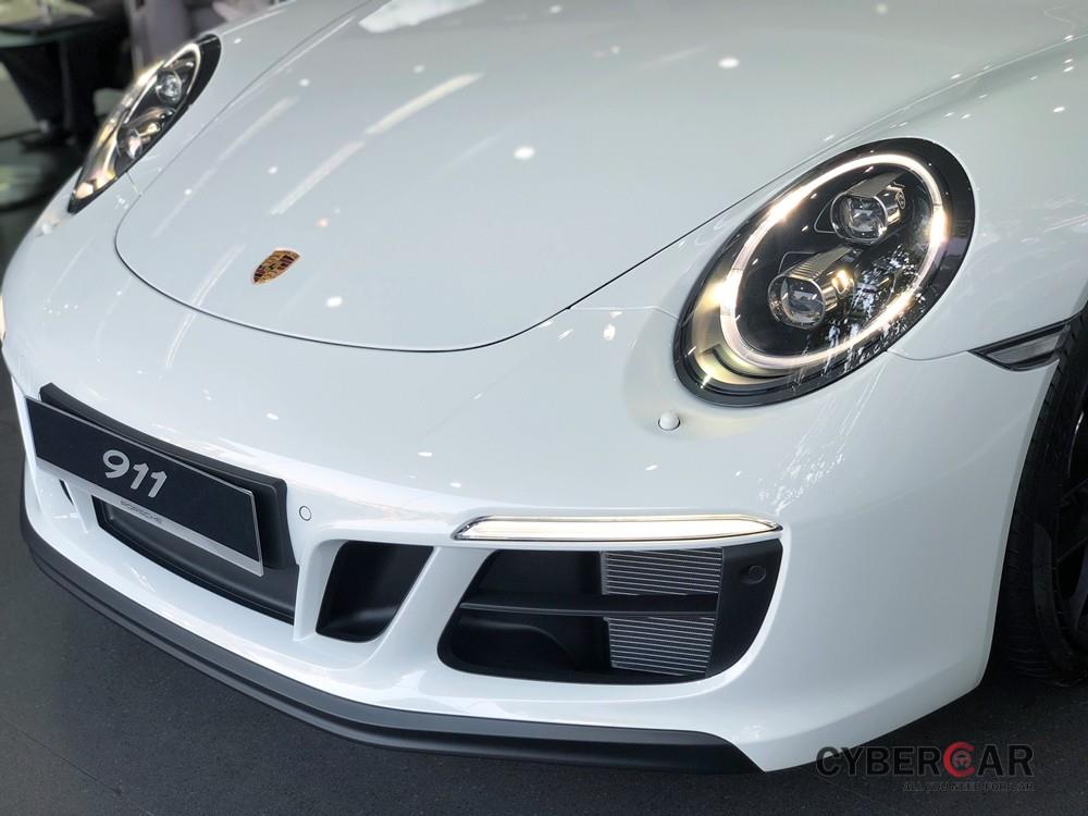 Phần mặt tiền của chiếc xe thể thao Porsche 911 Targa 4 GTS đời 2018 đã có sự sửa đổi nhẹ so với đời trước khi số nan ở hốc gió trước chỉ còn 1, dải đèn LED chiếu sáng ban ngày nhỏ gọn hơn