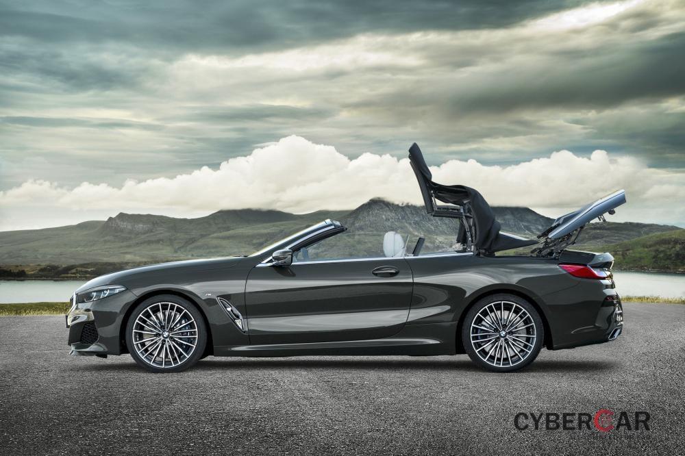 Mui mềm của BMW 8-Series Convertible 2019 có thể đóng/mở trong thời gian 15 giây