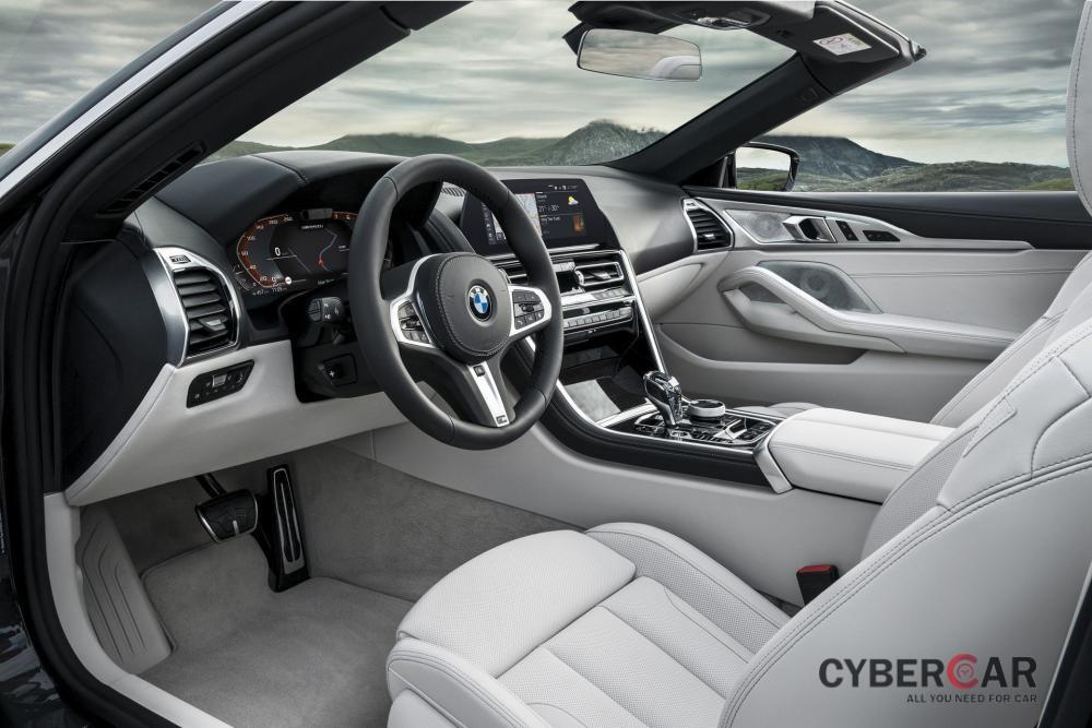 Nội thất bên trong BMW 8-Series Convertible 2019 khá giống với phiên bản coupe