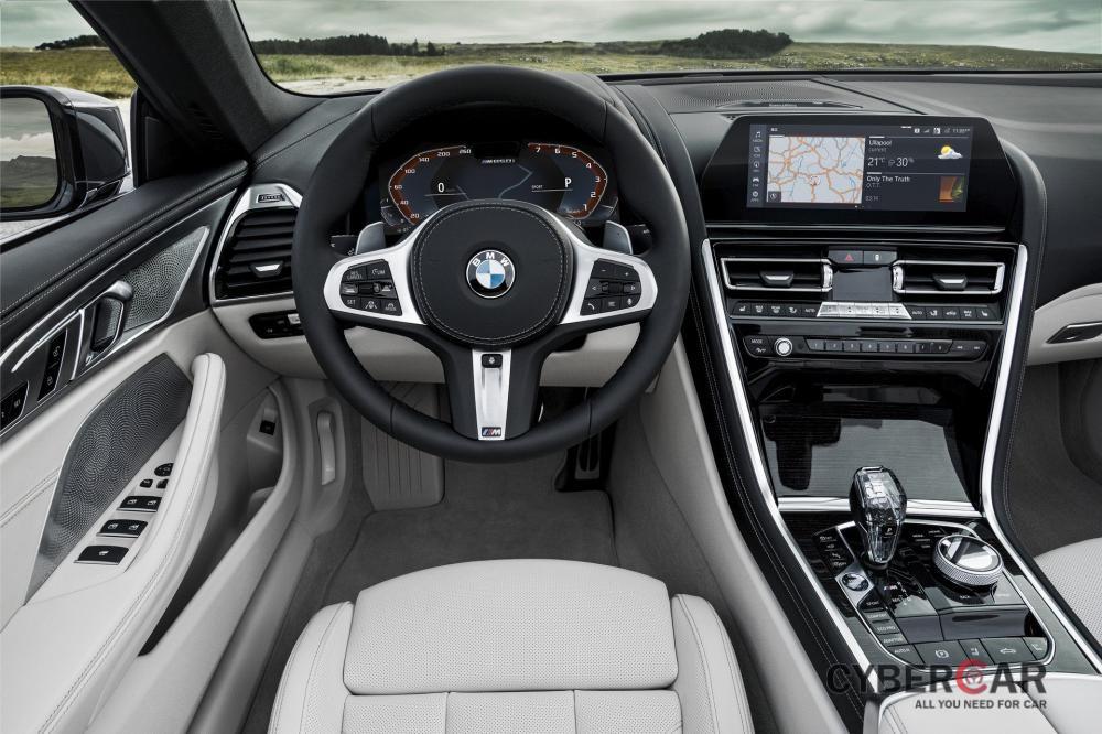 BMW 8-Series Convertible 2019 được trang bị 2 màn hình cỡ lớn sau vô lăng và trên mặt táp-lô