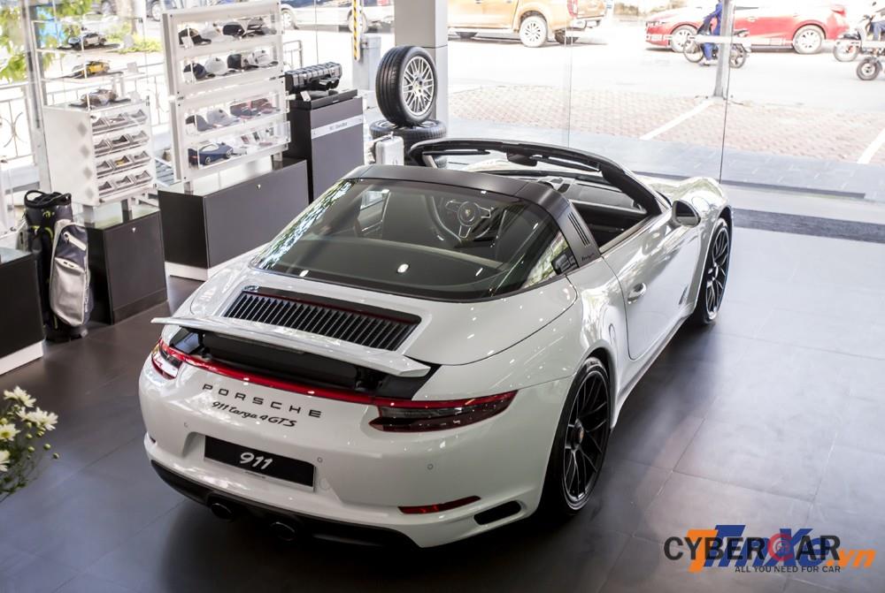 Với phần mui mềm điều khiển điện cùng phần mui cứng bảo vệ phía sau khiến Porsche 911 Targa 4 GTS được đánh giá cao về an toàn.