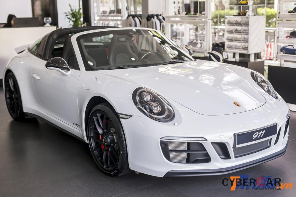Với khả năng tăng tốc từ 0-100km/h chỉ trong 3,6 giây, Porsche 911 Targa 4 GTS có thể thoả mãn bất kỳ tín đồ tốc độ nào.