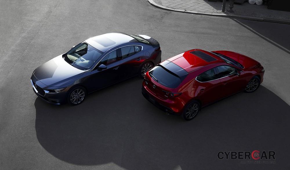 Mazda3 2019 phiên bản hatchback (màu đỏ) và sedan (màu xám)