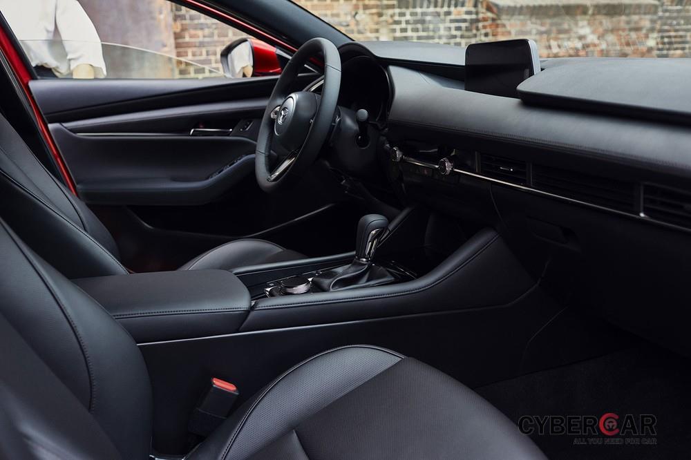 Mazda3 2019 với màn hình trung tâm nằm tách biệt trên mặt táp-lô