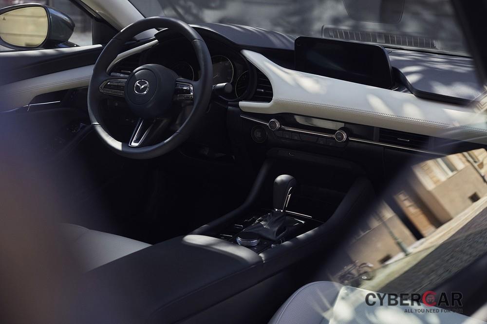 Mazda3 2019 được trang bị các tính năng an toàn cả thụ động và bị động đầy đủ