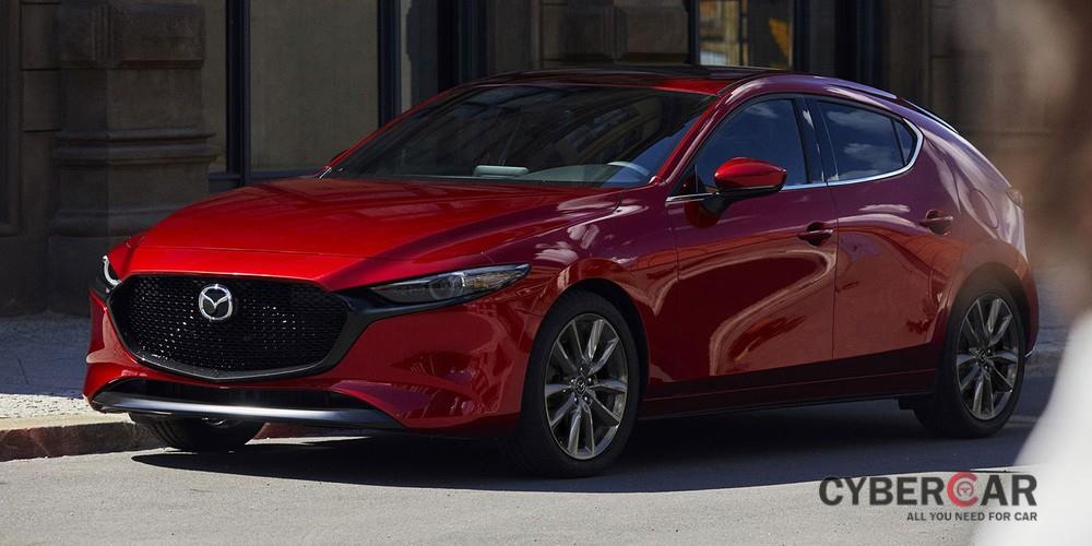 Mazda3 2019 được trang bị lưới tản nhiệt và cụm đèn pha mới