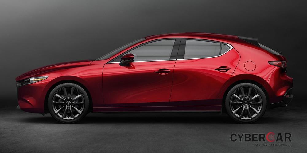 Mazda3 2019 bản hatchback với đường mạ crôm ở chân kính
