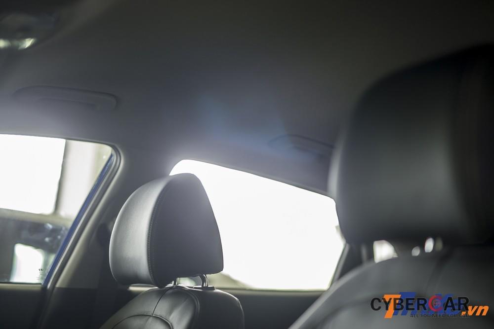 Thiếu vắng cửa sổ trời toàn cảnh Panorama nhưng Hyundai Kona 2.0AT đặc biệt vẫn đủ tiện nghi cho mọi hành khách trong xe..