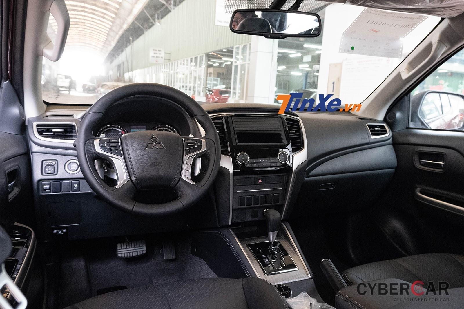 Tổng thể nội thất Mitsubishi Triton 2019 MIVEC 4x4 AT khá cao cấp và hiện đại tuy nhiên khuyết thiếu màn hình cảm ứng 6,75 inch do xe mới về đại lý chưa kịp lắp