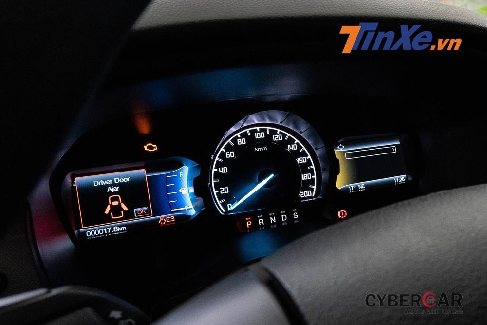 Đằng sau vô lăng là cụm đồng hồ dạng TFT kích thước 4,2 inch hiển thị đầy đủ thông tin cho người lái